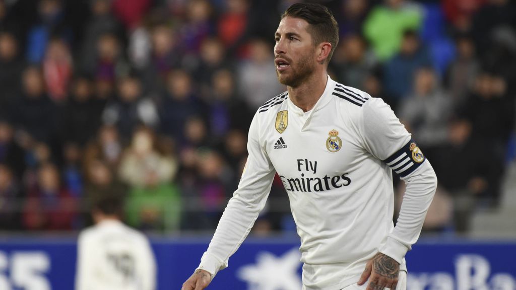 Sergio Ramos se viste de ‘jeque’ para visitar una mezquita en Abu Dabi