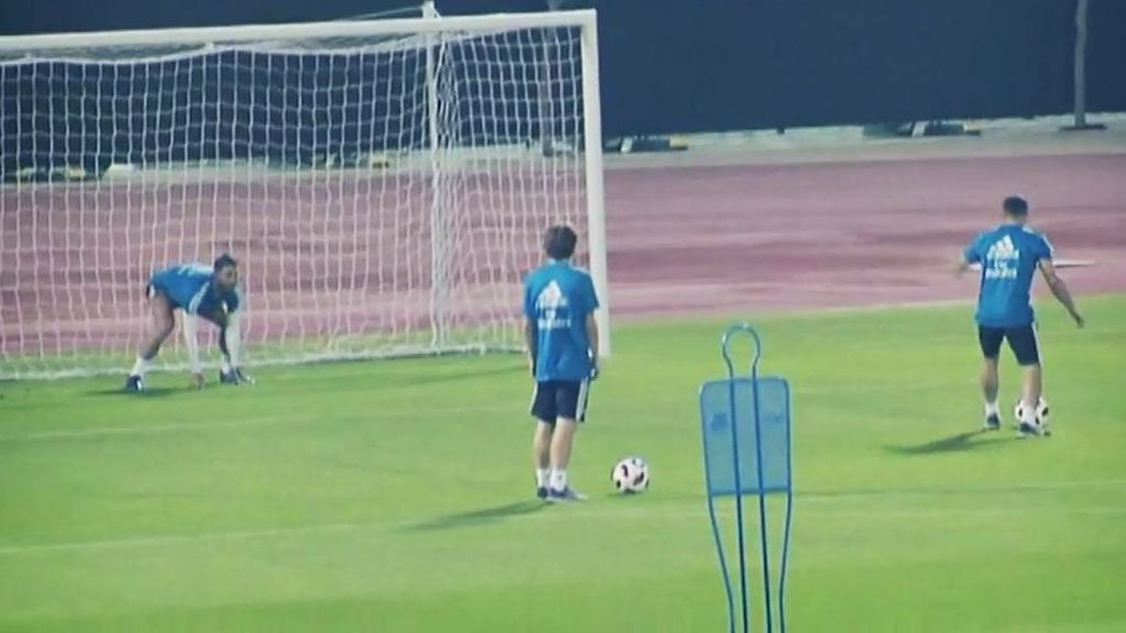 Carvajal y Modric vacilan a Ramos con varios penaltis a lo Panenka en el entrenamiento Carvajal y Modric vacilan a Ramos con varios penaltis a lo Panenka en el entrenamiento