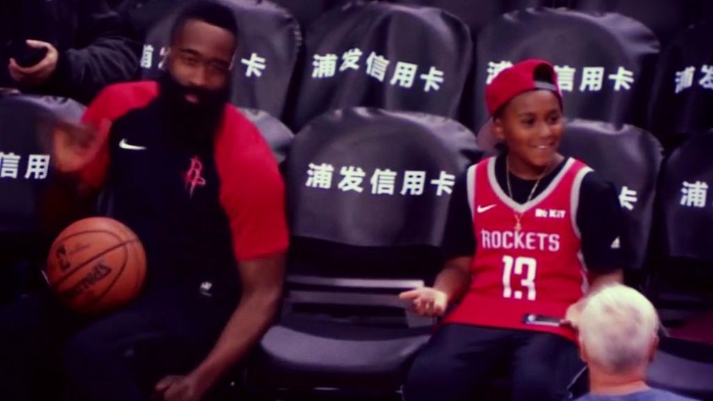 Una noche inolvidable: un niño de 10 años al que diagnosticaron cáncer ficha por un día por los Rockets