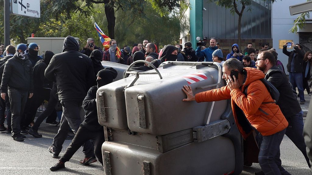 Cargas, piedras: los CDR provocan momentos de tensión en Cataluña