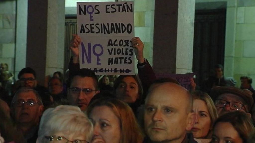 Desgarrador minuto de silencio bajo el lema “Laura somos todas” en Zamora