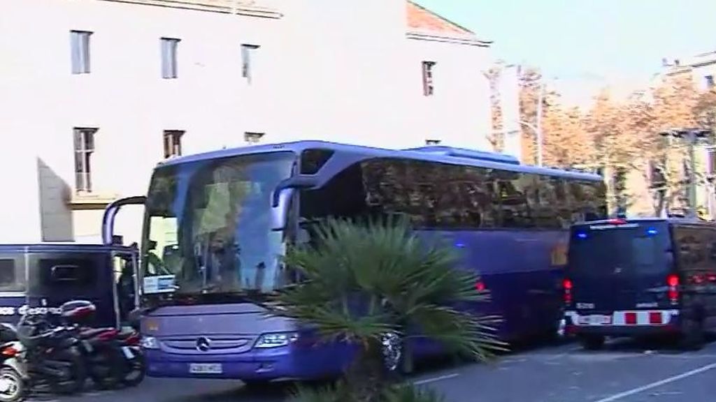 Los CDR lanzan piedras contra un autobús de turistas en pleno centro de Barcelona