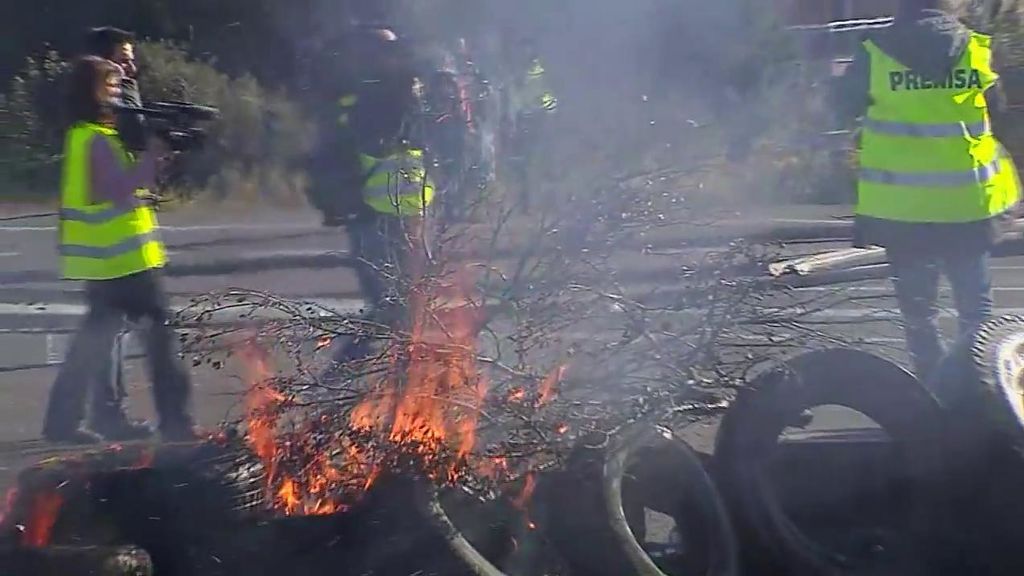 Aumenta la tensión en Cataluña: Los CDR lanzan bengalas a los mossos y prenden fuego a neumáticos