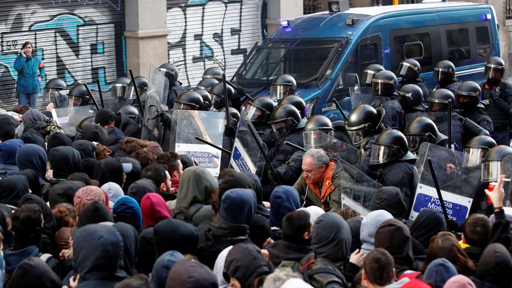 21-D: protestas, cargas y detenciones por la celebración del Consejo de Ministros
