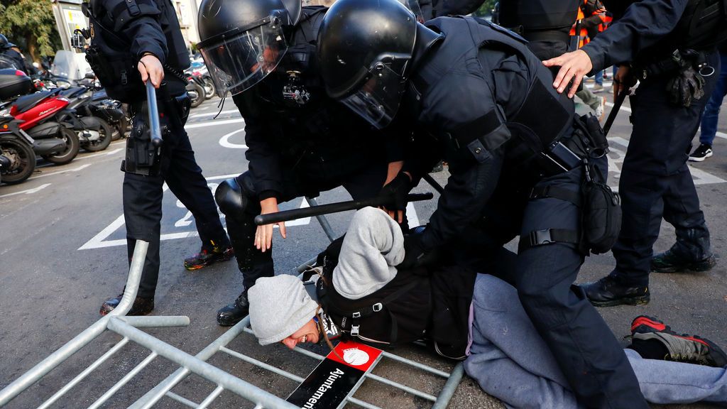 21-D: protestas, cargas y detenciones por la celebración del Consejo de Ministros