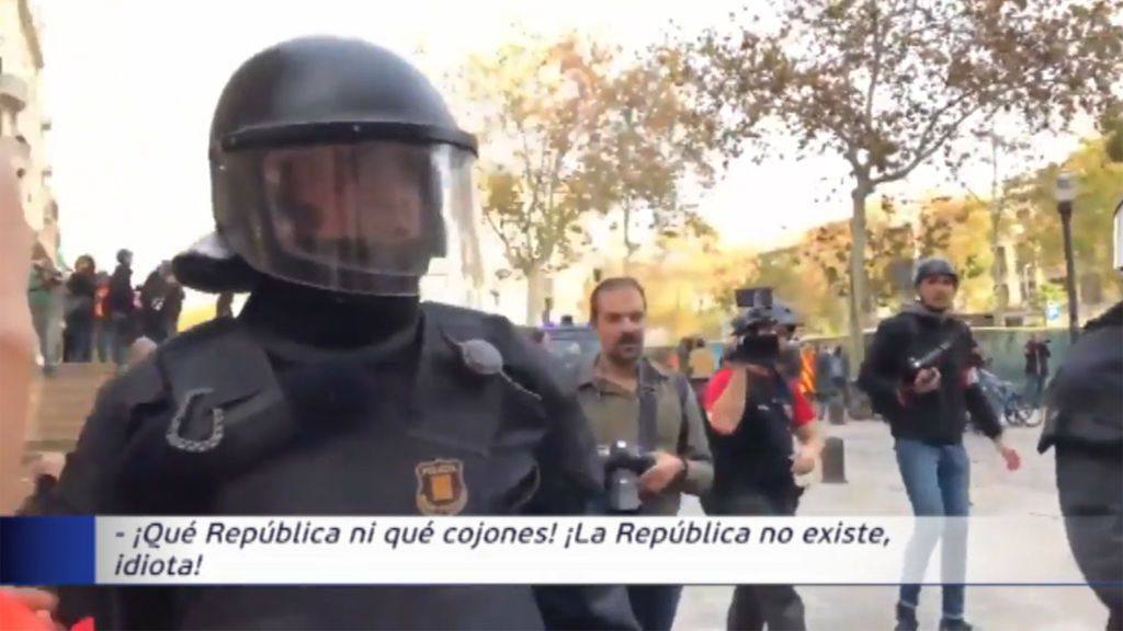 Un mosso, a quien le increpaba en el 21D: “¡Qué república ni qué cojones!”