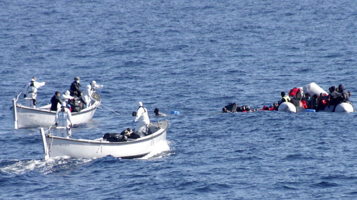 Mueren 20 personas al incendiarse la embarcación en la que intentaban llegar a Europa