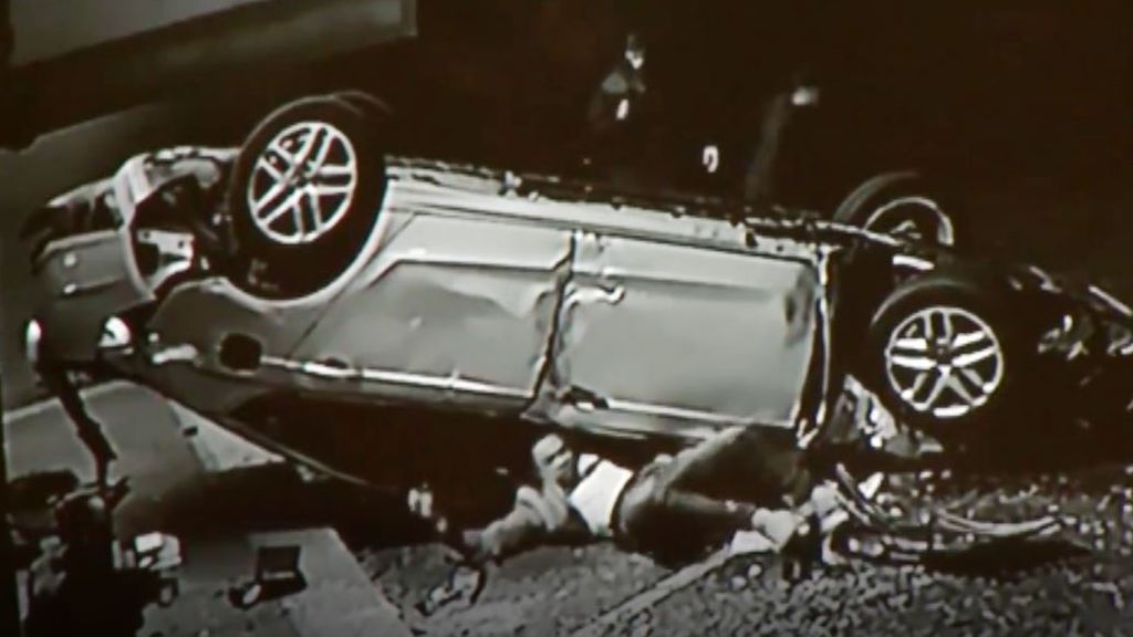 Impactantes imágenes: Un coche se estrella contra un restaurante y el conductor sale ileso