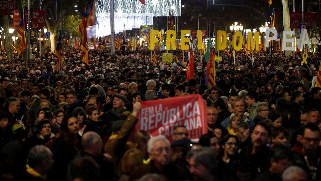 Miles de independentistas llenan el centro de Barcelona en un tenso 21D