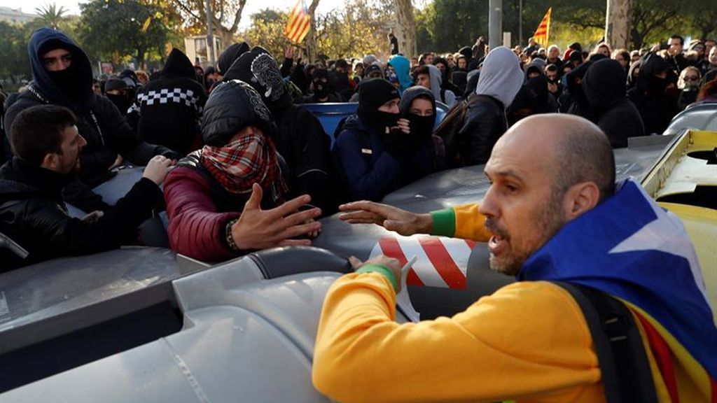 21-D: protestas, cargas y detenciones por la celebración del Consejo de Ministros