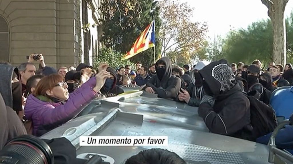 Manifestantes se enfrentan a los violentos en Cataluña