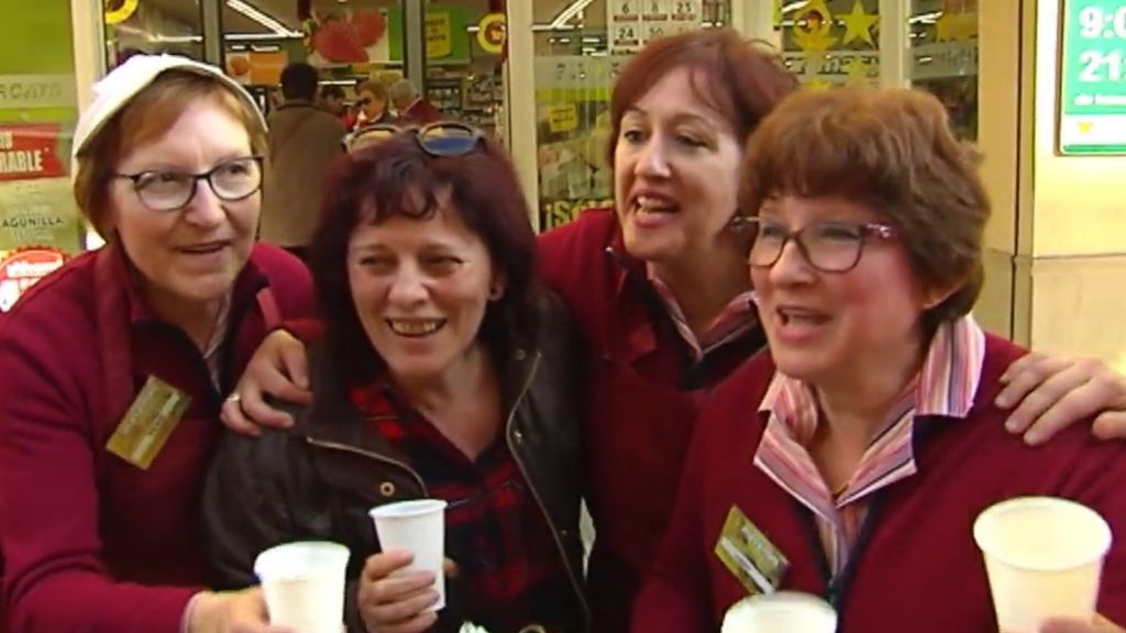 Alegría en un supermercado de Pedreguer: las cajeras celebran que les haya tocado el segundo premio de la Lotería de Navidad