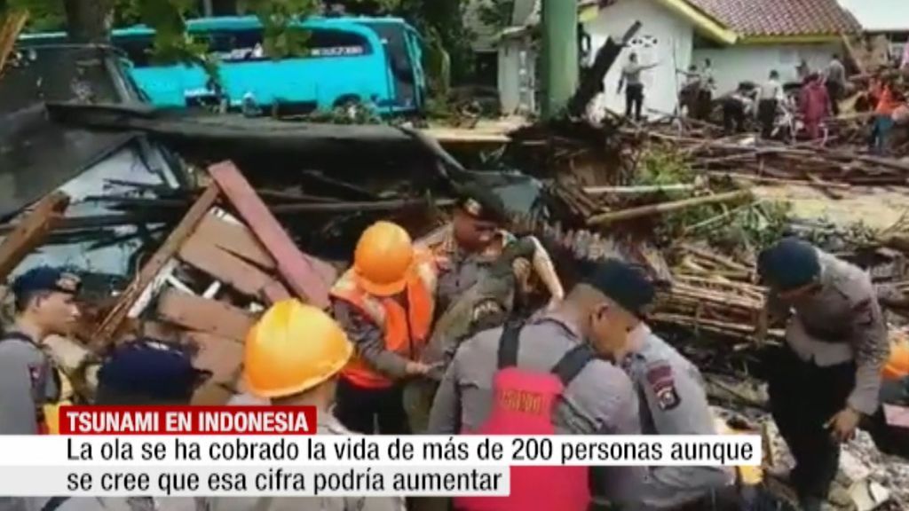 Impactante momento en el que se derrumba un escenario por el tsunami en Indonesia