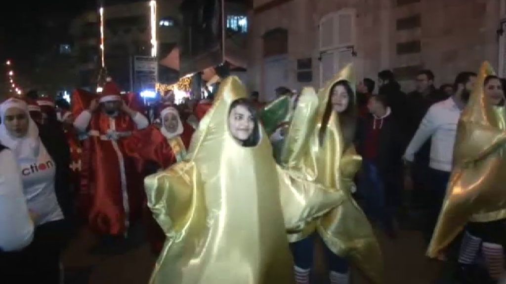 Un desfile navideño recorre las calles de Damasco para tratar de olvidar los morteros