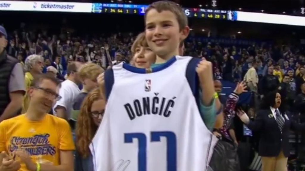 Doncic regala su camiseta a un pequeño aficionado del rival tras chocar con él