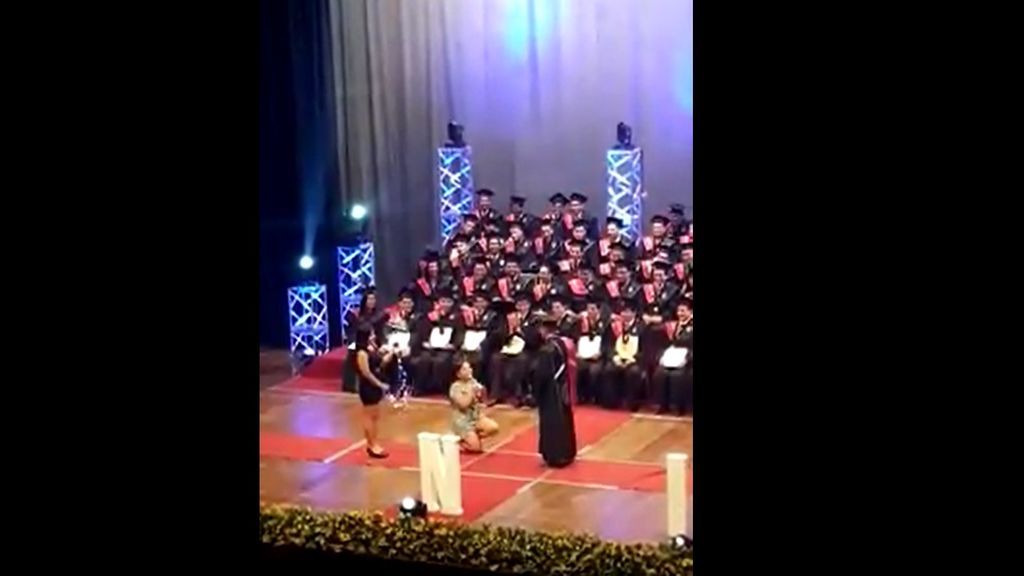 Adiós estereotipos: una joven le pide matrimonio a su novio en plena graduación