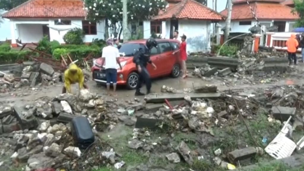 Terribles destrozos a causa del tsunami que ha azotado la costa oeste de Indonesia