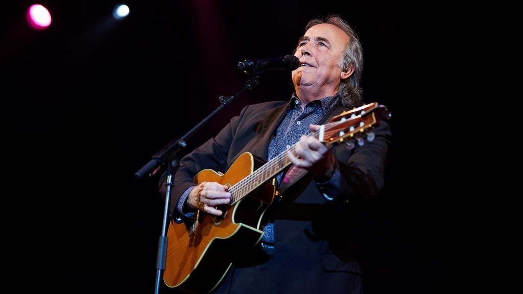 Serrat interrumpe su concierto para contestar a alguien que pedía que cantara en catalán