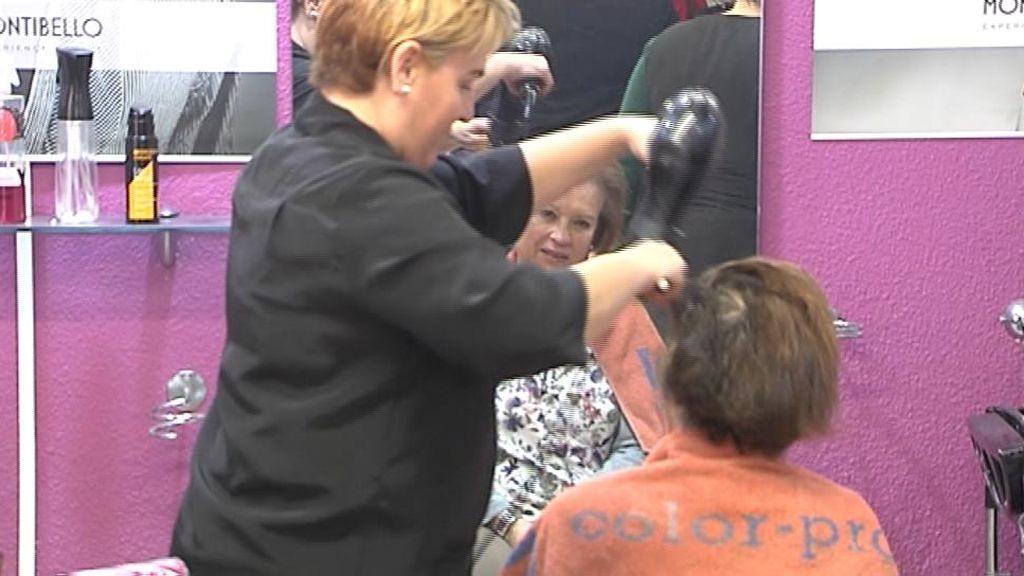 Las peluqueras de Almansa siguen trabajando con el segundo premio de la lotería de Navidad bajo el brazo