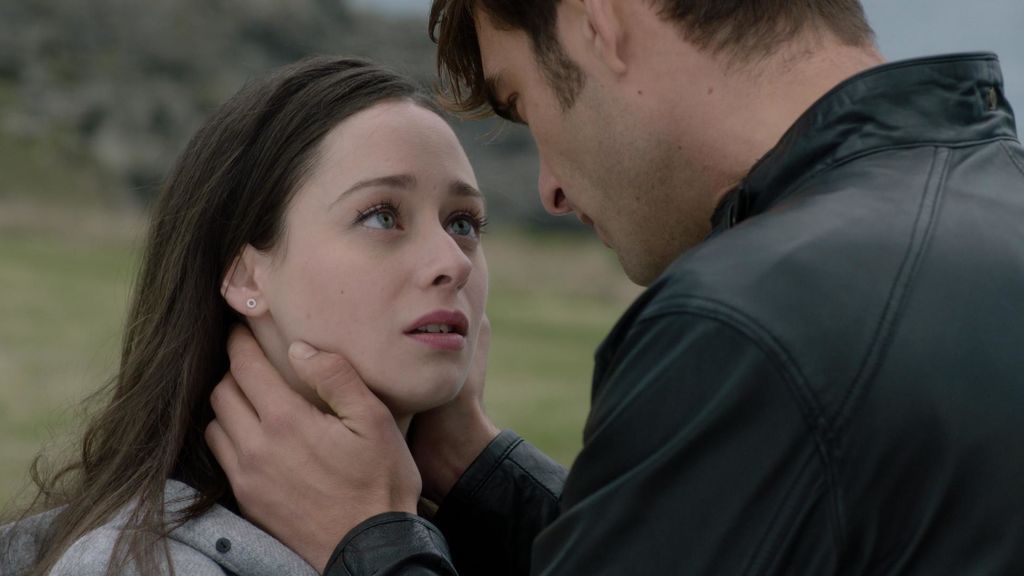 Paula (Elena Rivera) y Eguía (Jon Kortajarena) en el capítulo 16 de 'La verdad'.