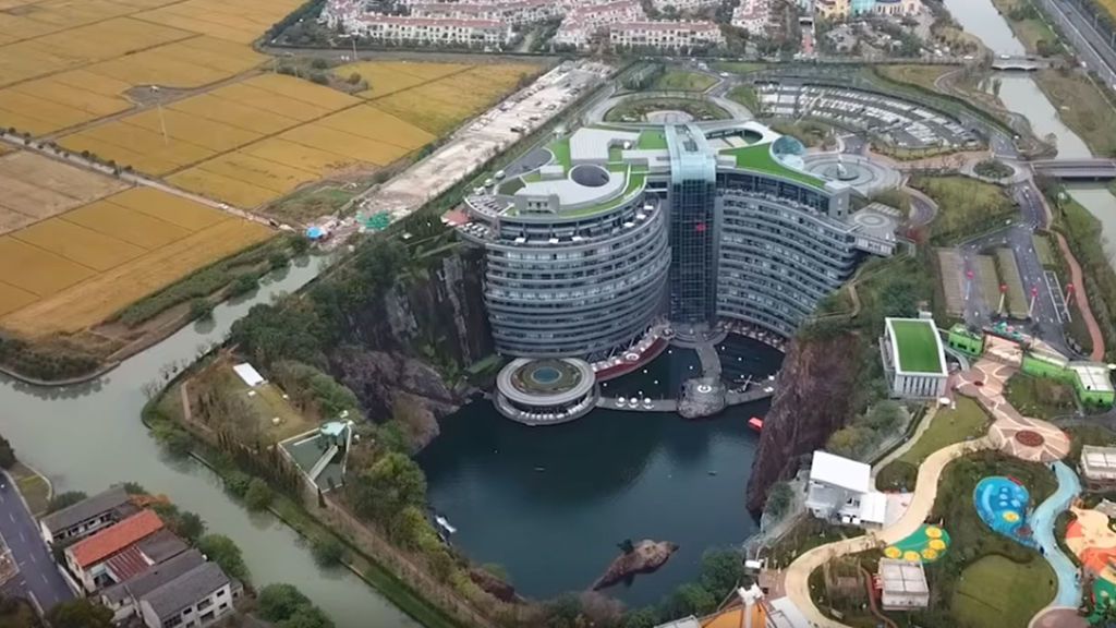 China inaugura el rascacielo más bajo del mundo: El Shimao Quarry, un hotel subterráneo