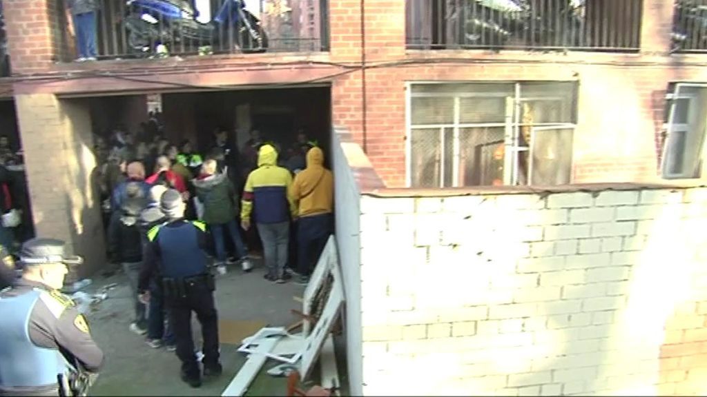 El momento en el que unos vecinos asaltan y queman la casa de un presunto asesino en Barcelona