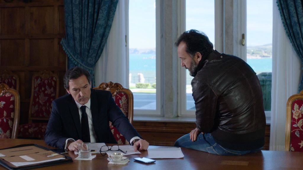 Fernando (Ginés García Millán) y Lalo (José Luis García Pérez), en el capítulo 16 de 'La verdad'.