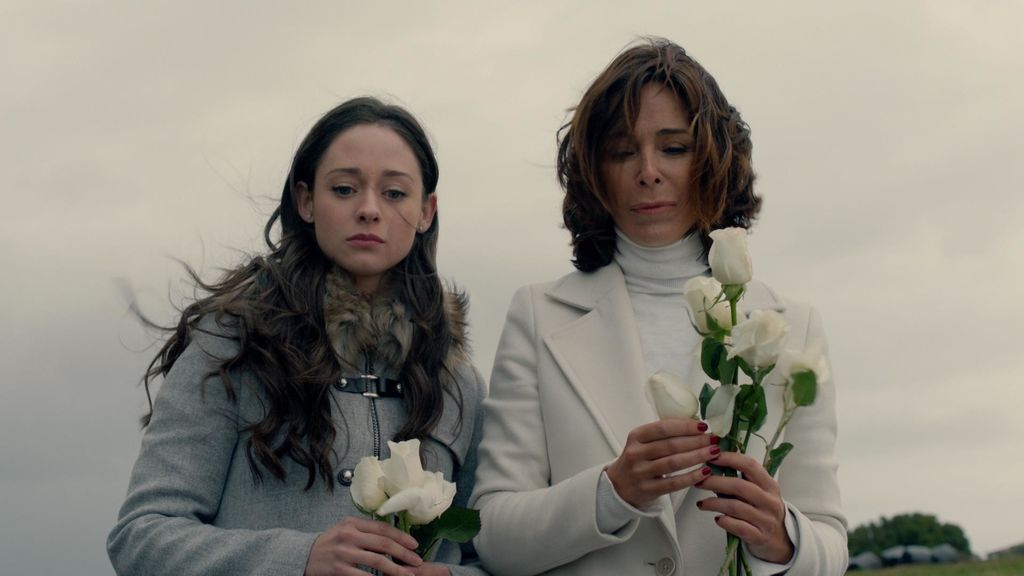 Paula (Elena Rivera) y Lidia (Lydia Bosch) en el capítulo 16 de 'La verdad'.