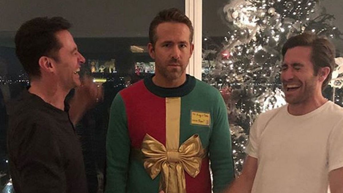 Premio a la mejor foto navideña: Ryan Reynolds, traicionado por Jake Gylenhall y Hugh Jackman por el 'Ugly sweater day'