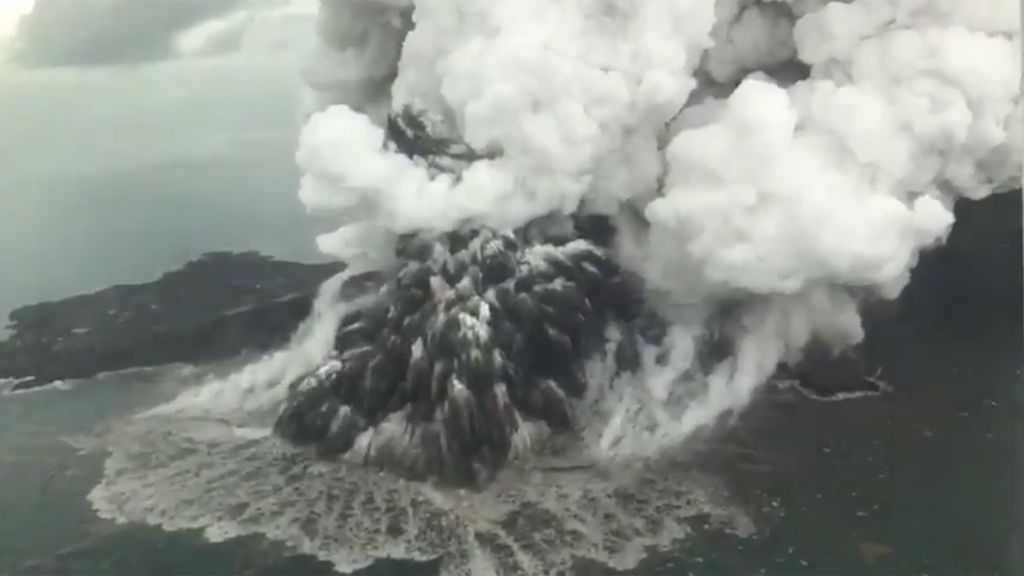 Las espectaculares imágenes aéreas de la erupción del Anak Krakatoa, causante del tsunami en Indonesia