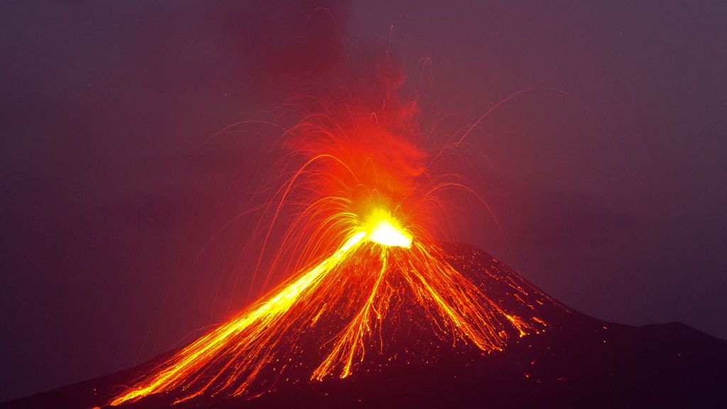 Pánico a más tsunamis en Indonesia: así es el volcán Anak Krakatoa