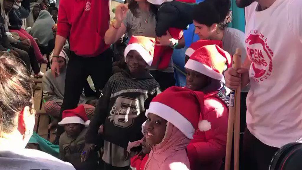 Open Arms regala la mejor Navidad a los niños inmigrantes jugando al  'caga tió'