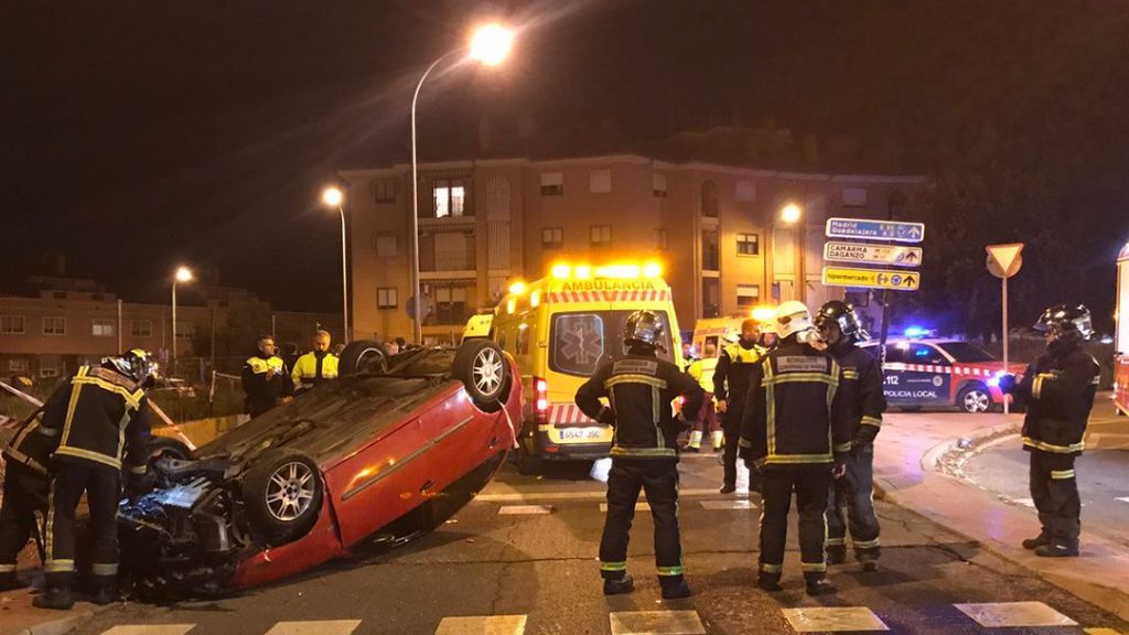 Estrella su coche contra un semáforo y atropella a seis personas en Alcalá de Henares