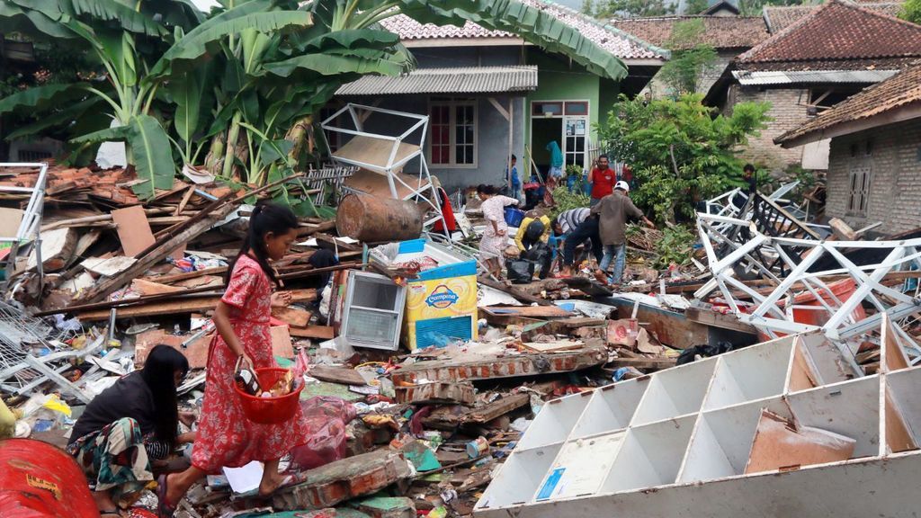 Los muertos por el tsunami de Indonesia superan ya los 400 y se mantiene la alerta Los muertos por el tsunami de Indonesia superan ya los 400 y se mantiene la alerta
