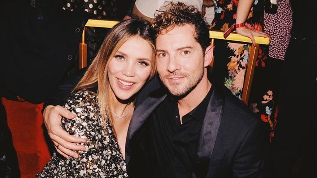 El baile de tres con el que David Bisbal y Rosanna Zanetti han felicitado la Navidad