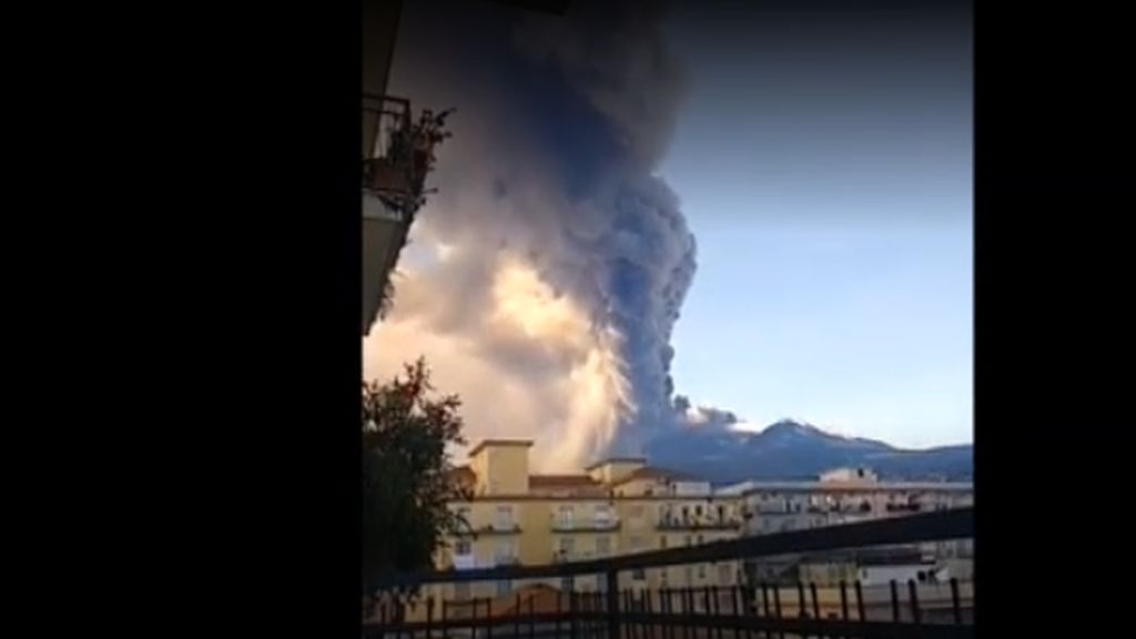 El volcán Etna siembra el miedo en Italia
