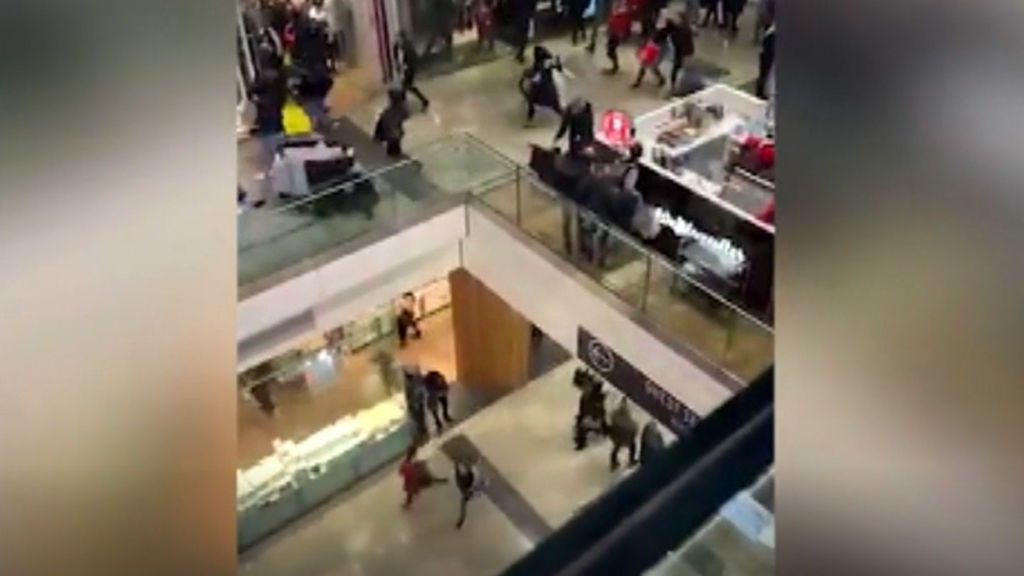 Un ruido provoca el caos en un centro comercial de Stratford: adultos y niños huyen despavoridos