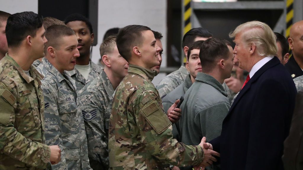 Trump visita por sorpresa a las tropas estadounidenses en Alemania