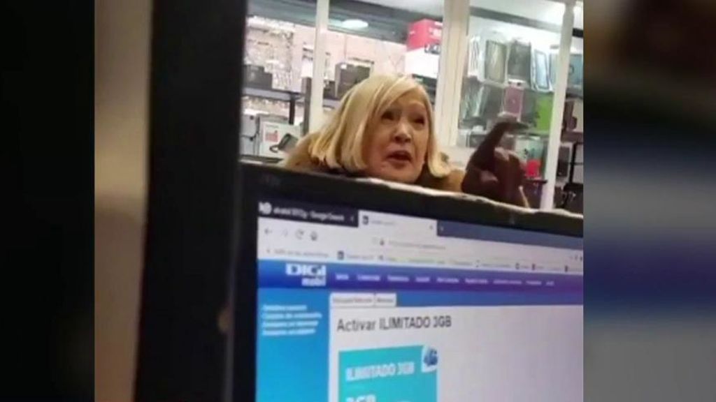 El vídeo de una mujer racista en una tienda: "Tú no eres nada, los DNI como se dan se quitan"