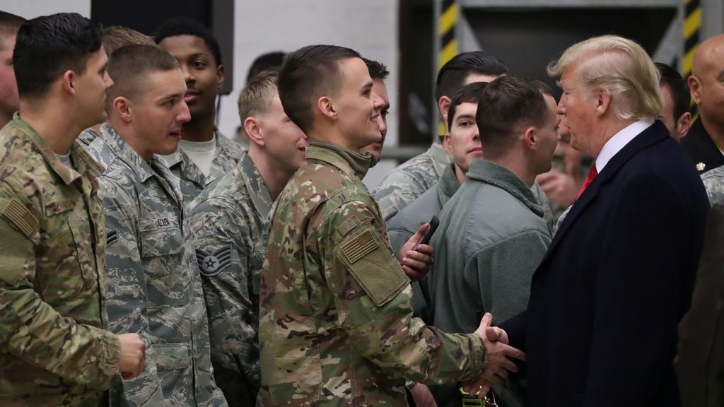 Donald Trump visita por sorpresa a las tropas del país en Irak y Alemania