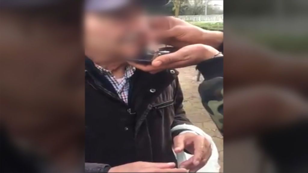 Jóvenes desalmados incitan a un anciano a esnifar lo que parece una raya de cocaína mientras lo graban