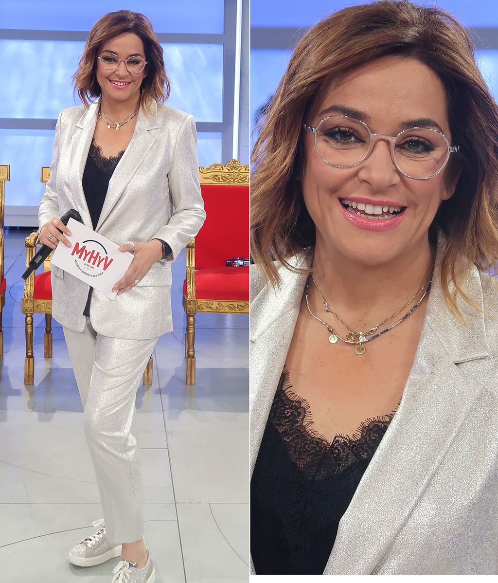 Toñi Moreno: traje claro con brillo y top lencero