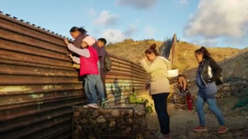 Una familia trata de cruzar la valla fronteriza de México, sin éxito