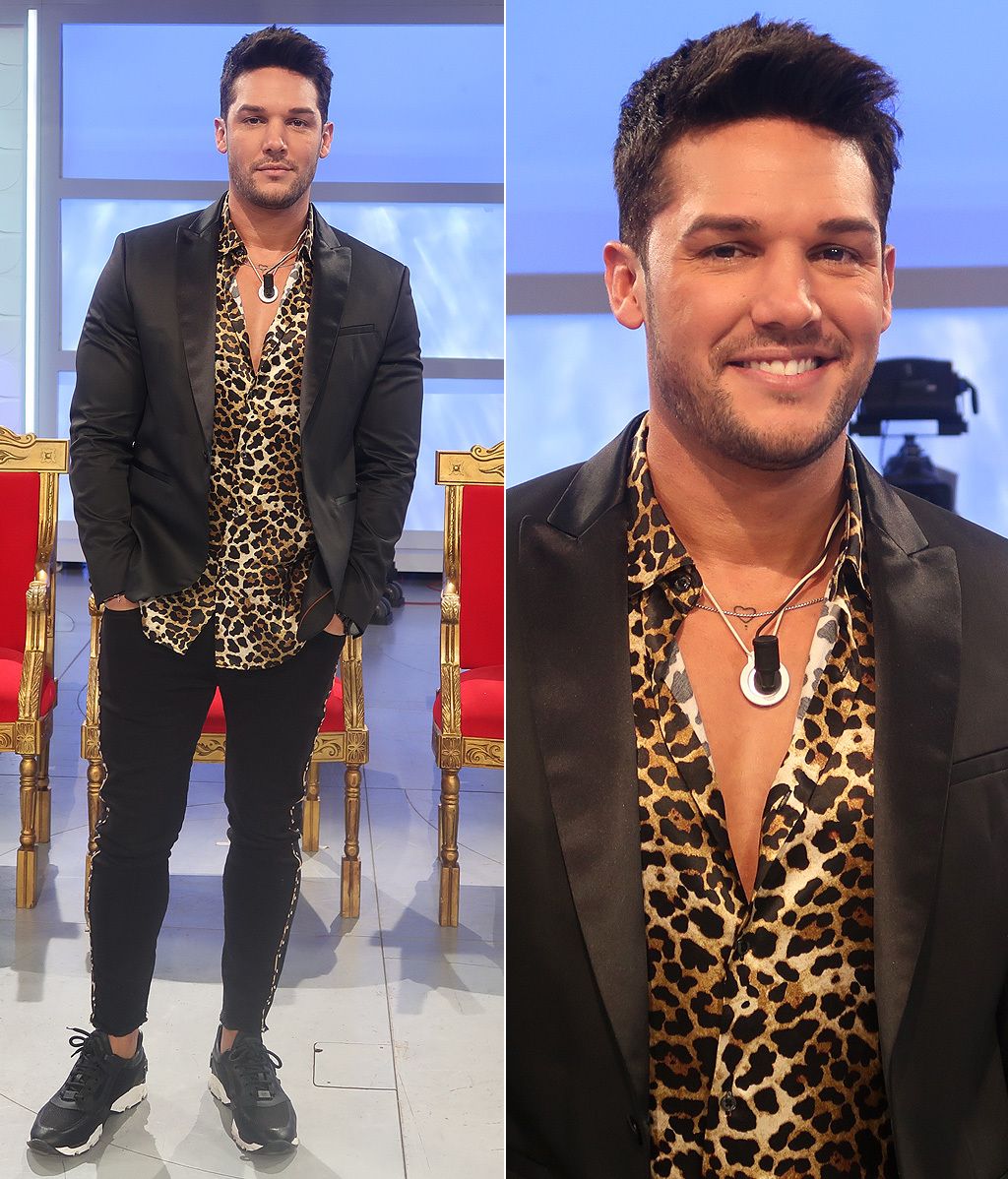 Santana: americana negra, camisa leopardo, zapatillas...