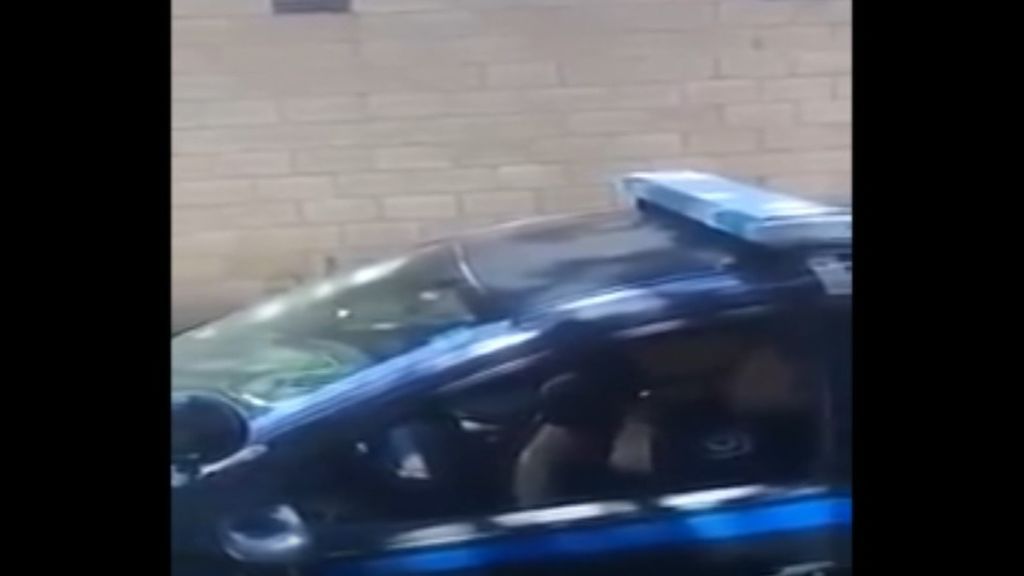 Cesan a dos policías que fueron grabados besándose en el coche patrulla