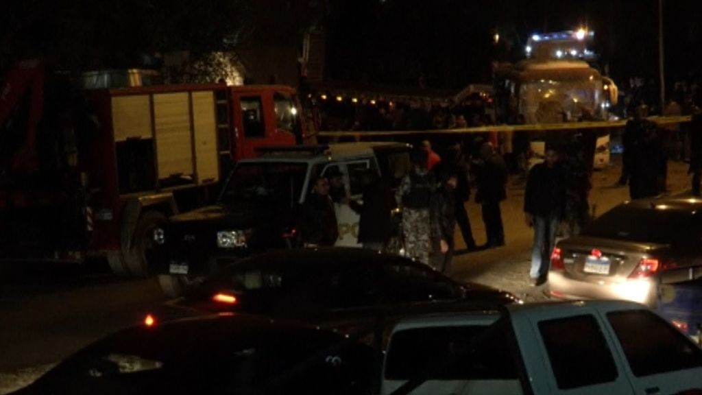 Mueren cuatro personas en Giza por la explosión de una bomba al paso de un autobús turístico