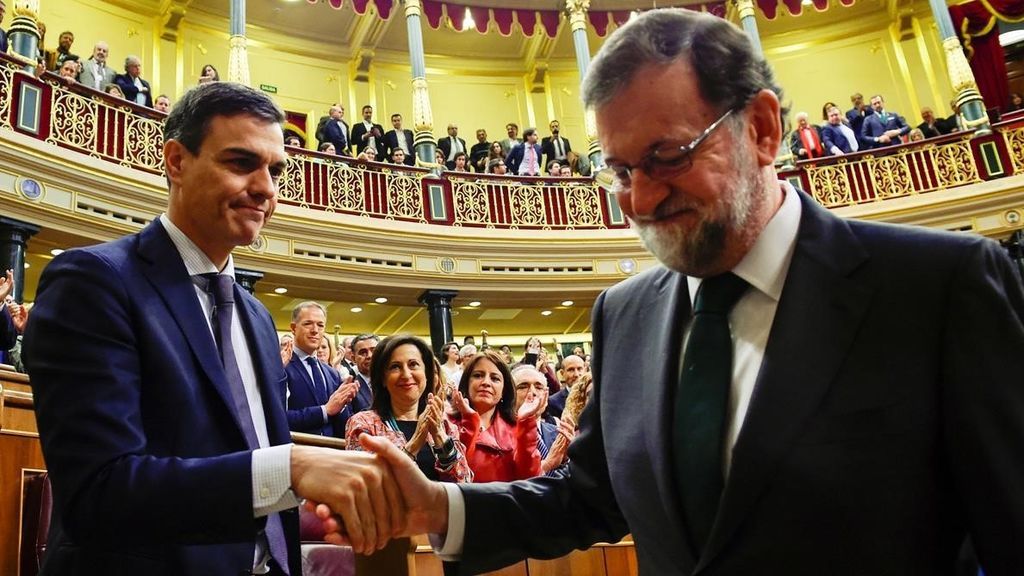 Pedro Sánchez y Mariano Rajoy se saludan tras finalizar la votación de la moción de censura