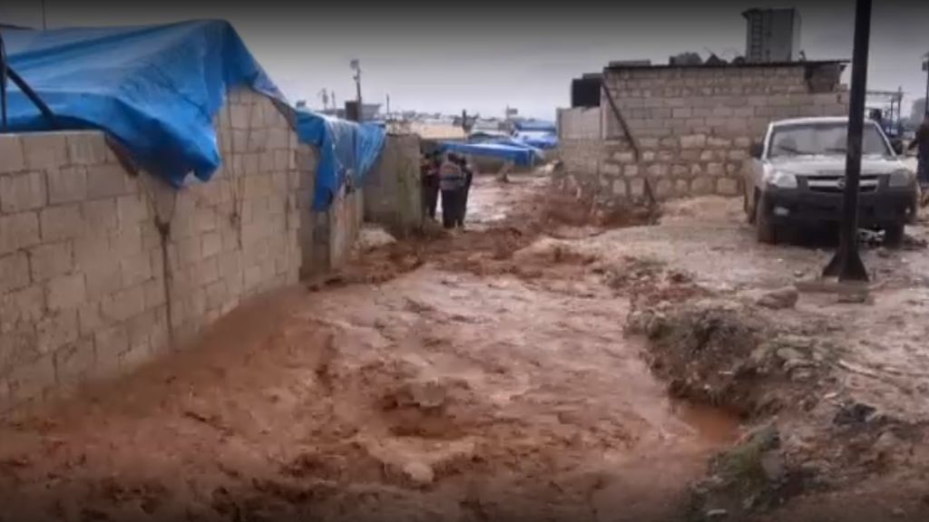Una impresionante riada provoca el caos en un campo de refugiados en Siria