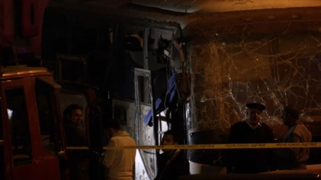 Cuatro muertos por la explosión de una bomba en un autobús turístico cerca de las pirámides de Giza
