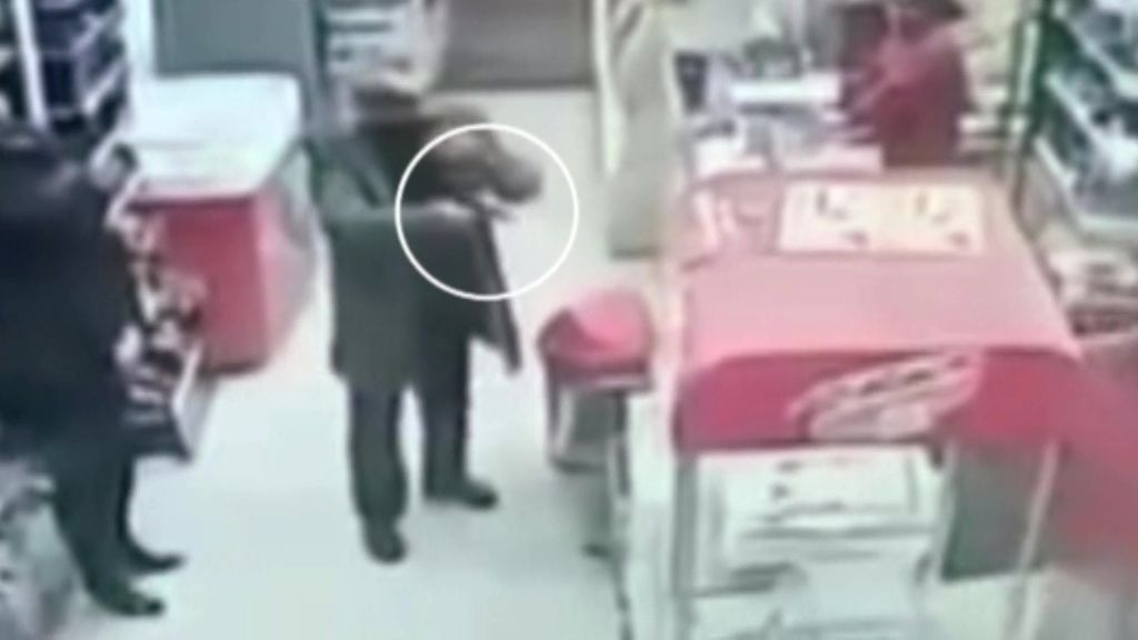 Dos ancianos cambian sus bastones por pistolas para atracar una tienda en Madrid